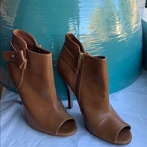 Size 8 1/2   Guess ankle boots.Mint condition